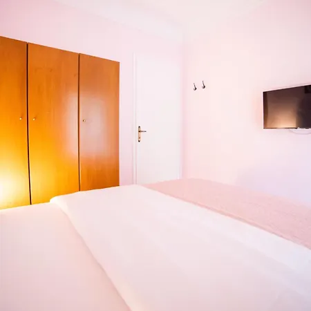 F & B Collection - Flat For 4 Apartment *