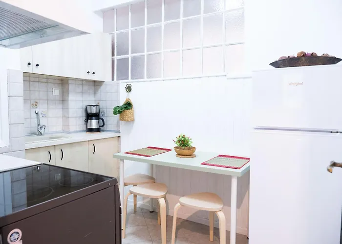F & B Collection - Flat For 4 *